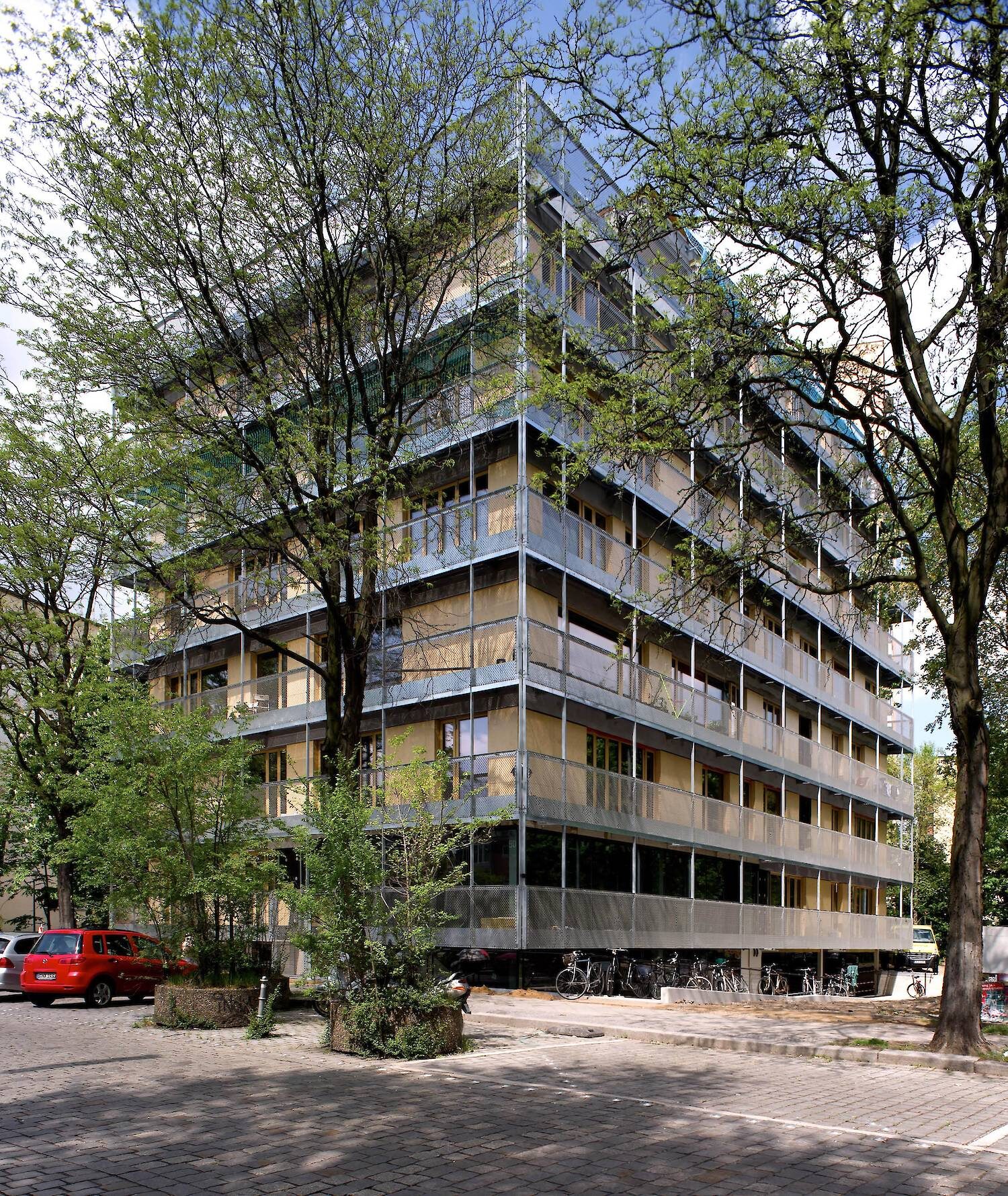 Full exterior view of the R50 housing block in Berlin